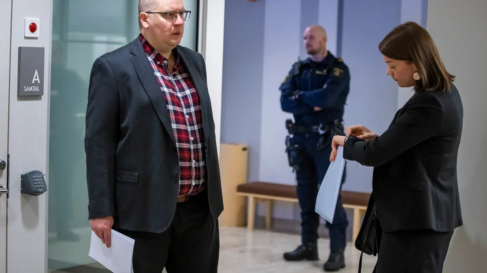 Kammaråklagarna Jonas Fjellström och Kristin Andersson under rättegången som pågick i 16 förhandlingsdagar. I bakgrunden, en av poliserna som bevakade förhandlingen.