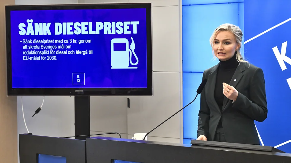 Miljö-och jordbruksutskottet säger nej till att ta upp Kristdemokraternas och Sverigedemokraternas förslag till initiativ för att få ner dieselpriset. Arkivbild.