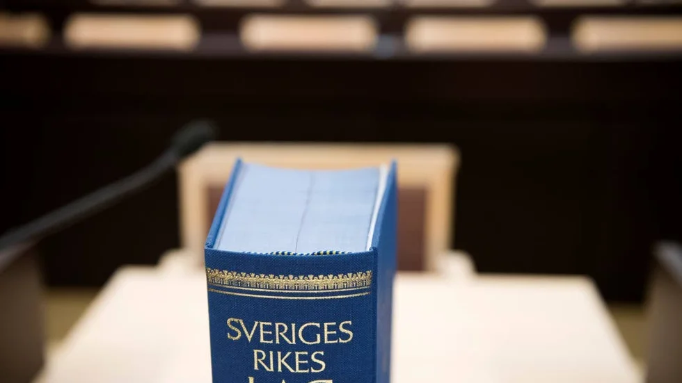 Justitiekanslern tar inte upp ersättningsbegäran eftersom förundersökningen pågår.