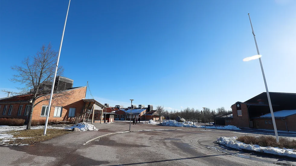 Skolgården på Tegelvikens skola har blivit en samlingsplats för motorburen ungdom med a-traktorer. Något som närboende märker av.