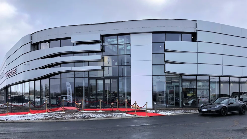 Nya Porsche Center är en fullservice anläggning med bilhall, verkstad, reserdelar och däckverkstad. 