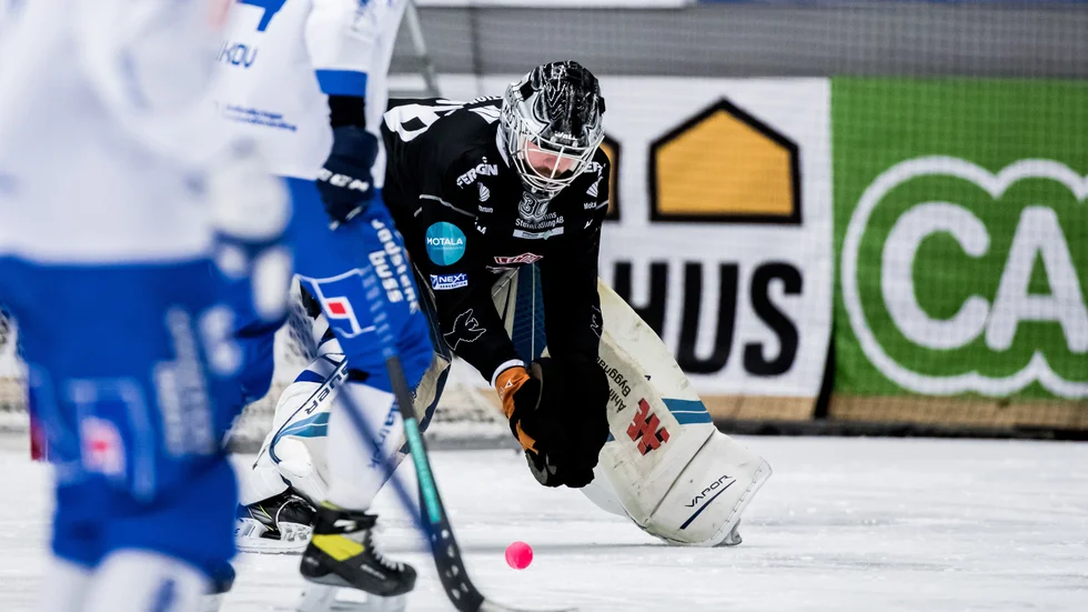 IFK Motala och målvakten Jussi Aaltonen är nere i brygga i kvartsfinalserien mot Villa Lidköping. Orkar IFK resa sig i kväll?