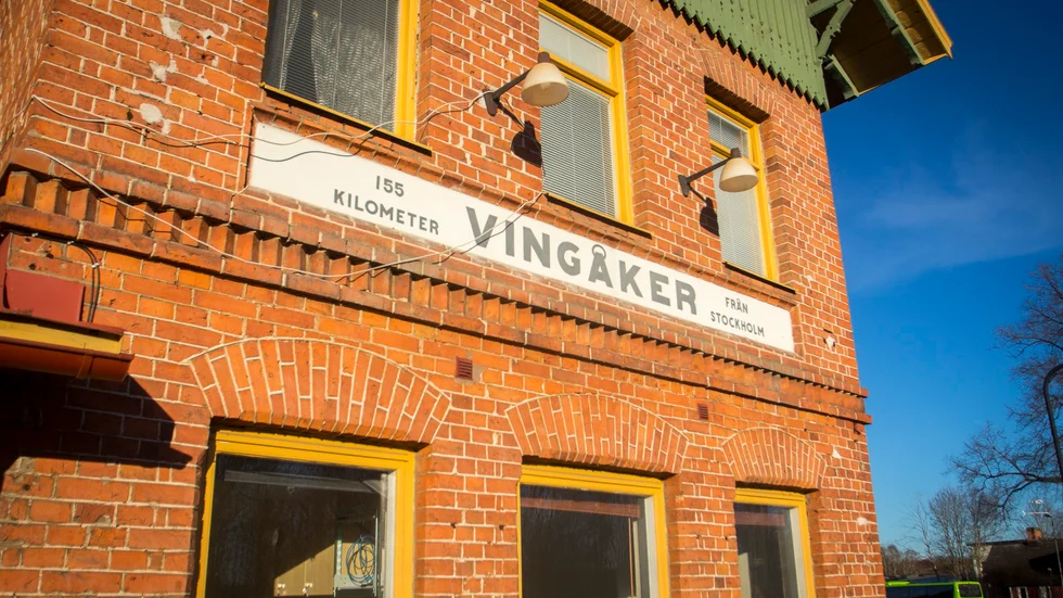 Här någonstans kan man ha ett ombud att sälja tågbiljetter.
