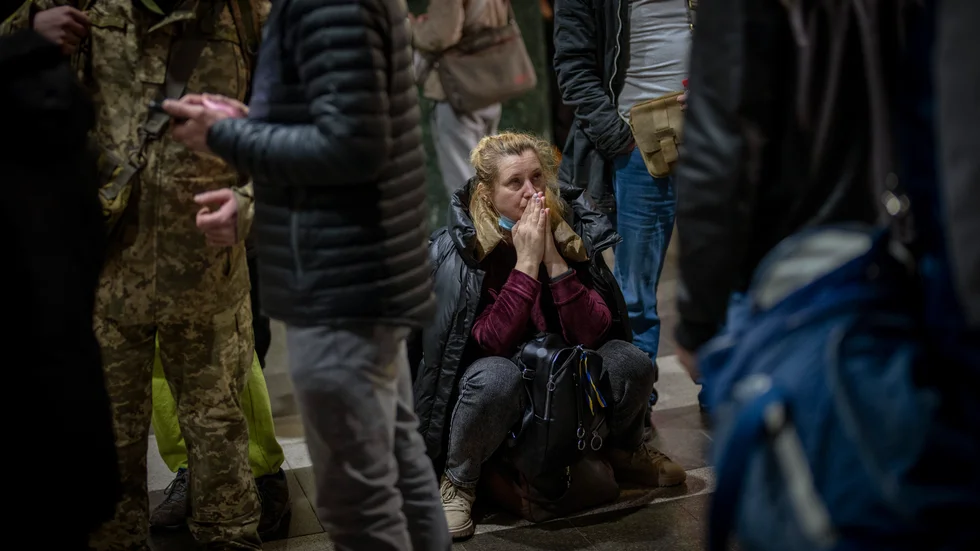Det är många som försöker fly från Kiev och andra städer efter torsdagsmorgonens ryska attacker. Risken att bli sittande i ovisshet på en buss- eller järnvägsstation är stor.