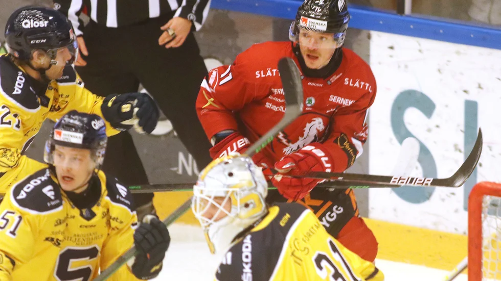 Rihards Marenis jagar nya mål mot Södertälje i Himmelstalundshallen  i eftermiddag.