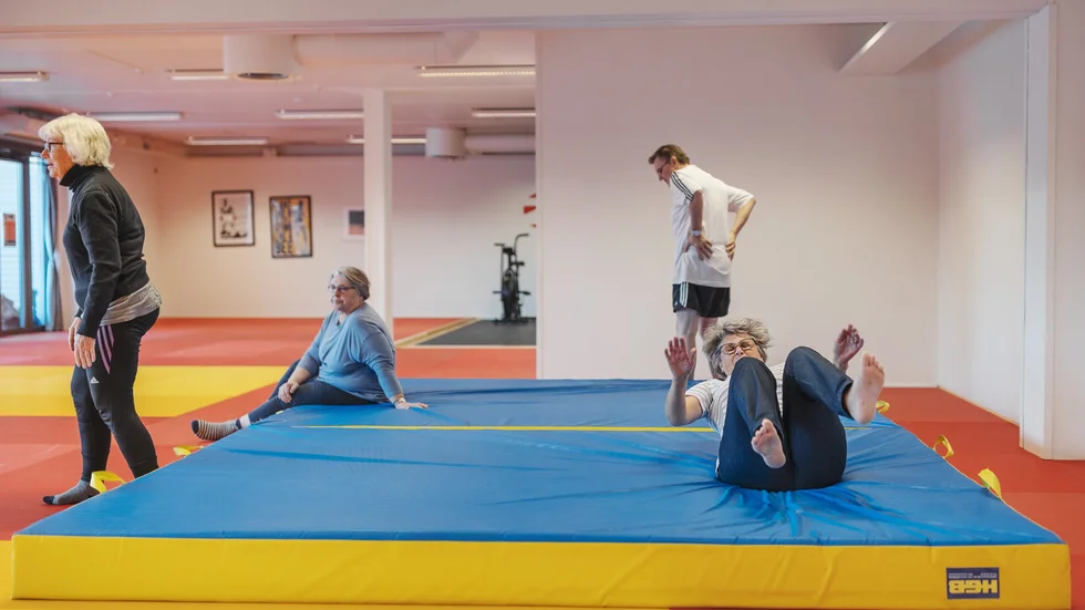 På judoklubben i Storvreta får äldre lära sig judoteknik för att förebygga fallolyckor, och för att falla mjukt om olyckan ändå är framme.