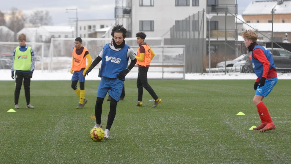 Amir Jafari slutade spela fotboll i augusti för att få mer tid för skolan, nu hoppas han på en plats på Nyköpingsgymnasium med fotbollsinriktning så att han kan hinna med båda.