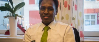 Hassan fick jobb som busschaufför – firar med tårta