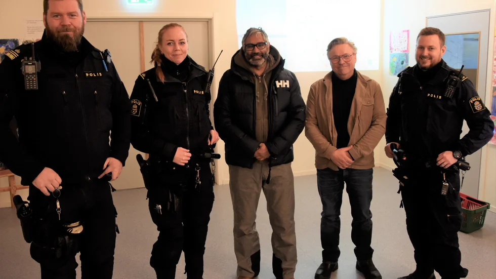 Representanter från flera myndigheter och andra aktören fanns med på trygghetsvandringn på Porsön. Från vänster poliserna Robert Pedersén, Martina Renholm, kommunalrådet Fredrik Hansson, projektledare Michael Öhman och polismannen Joakim Östlund.