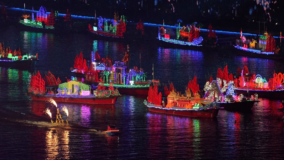 Floderna i södra Kina är bokstavligen livsviktiga pulsådror för samhället. Arkivbild från festligheter på Pärlfloden i Kanton.
