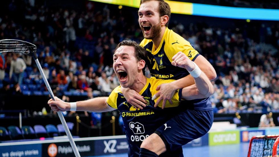 Robin Nilsberth och Albin Sjögren jublar inför den svenska klacken.