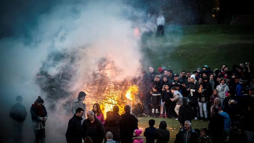 Det finns inga hinder för att fira vårens ankomst vid en brasa.