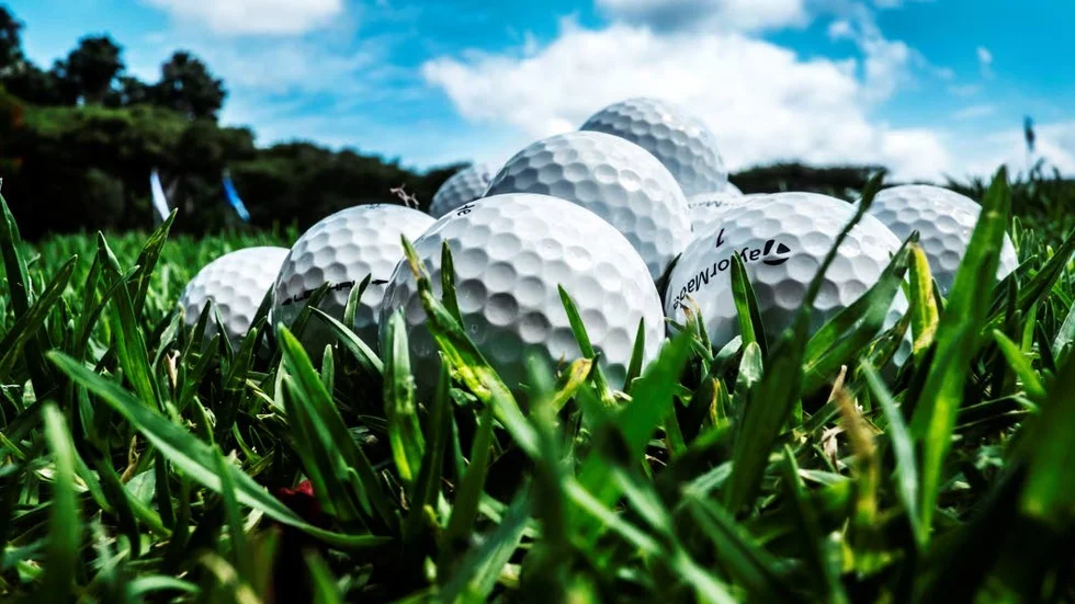 Golfbollar värda tusentals kronor har stulits.