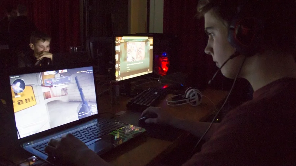 På Winglan släcker man ner i taket när ungdomarna sitter tillsammans umgås och spelar med varandra.