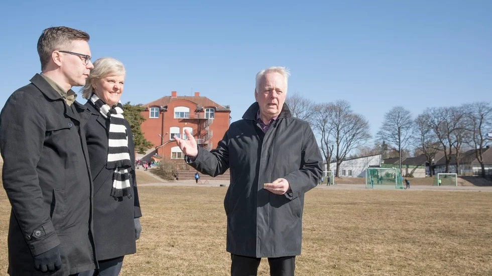 Johan Söderberg (S), Helene Björkqvist och Göran Dahlström (S) på platsen där den nya förskolan ska byggas, vid Östra skolan.