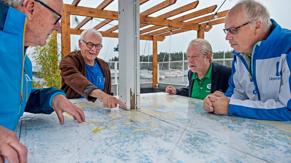 Alliansen, här bestående av Dag Bergentoft (M), Göran Bernhardsson (KD), Bo Höglander (C) och Klas Lundbergh (L) gillar sjökortet på Lägets uteservering. På sikt vill de dock se en ny restaurang – som dock ska byggas av en privat entreprenör.