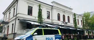 Man tagen av polis vid Vita huset i Eskilstuna