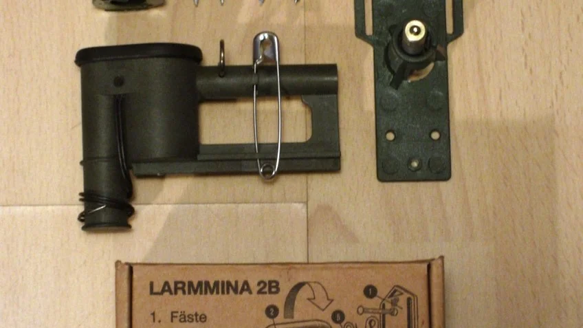 En larmmina avger ljud och ljus om en den utlöses, som ett slags larm om att fienden närmar sig. Strängnäskvinnans exemplar var en skarp mina som inte lösts ut tidigare; båda säkringarna sitter kvar, framgår av polisens förundersökning.