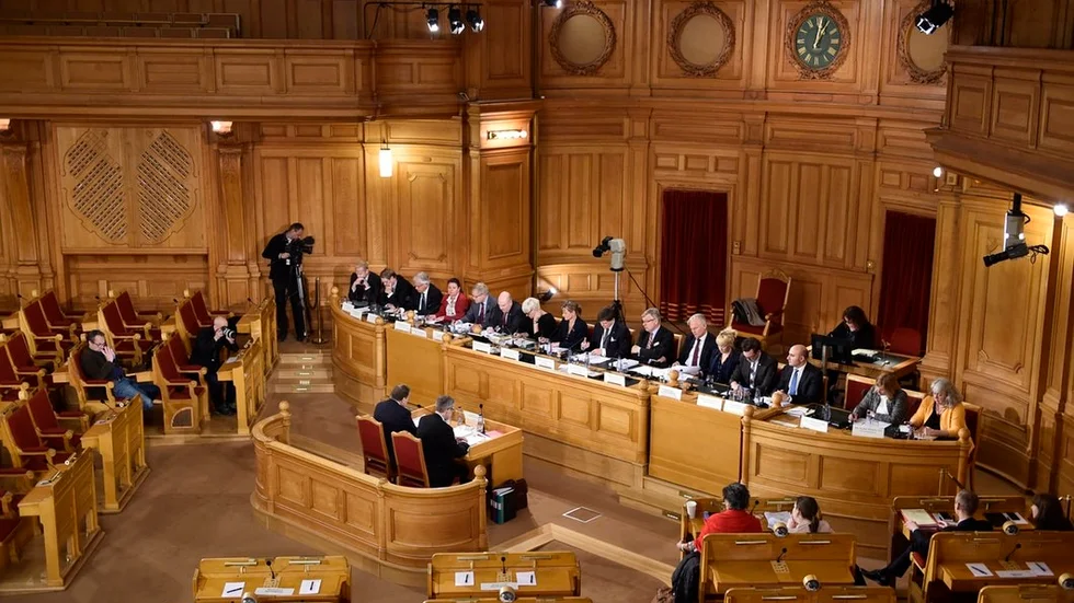 Riksdagens konstitutionsutskott har börjat granska it-skandalen, det säkerhetspolitiska haveriet i Transportstyrelsen och regeringen. Av särskilt intresse bör de informella kontakterna mellan regering och myndighet vara.