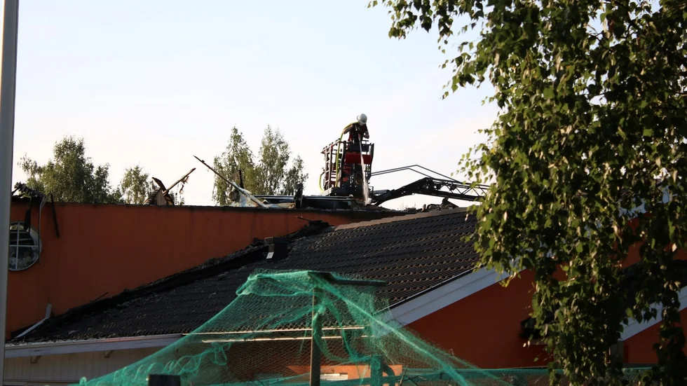Räddningstjänsten larmades på torsdagskvällen tillbaka till villabranden på grund av förhöjda temperaturer.