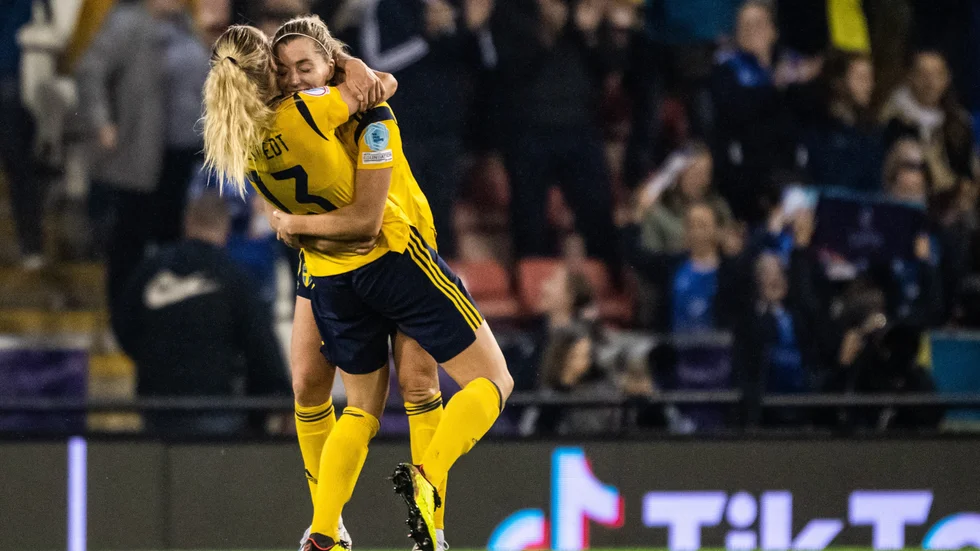 Kramkalas efter svenska segern i kvartsfinalen mot Belgien. Nu väntar semifinal mot hemmanationen England och en tuffare utmaning för Amanda Ilestedt, Linda Sembrant och övriga.