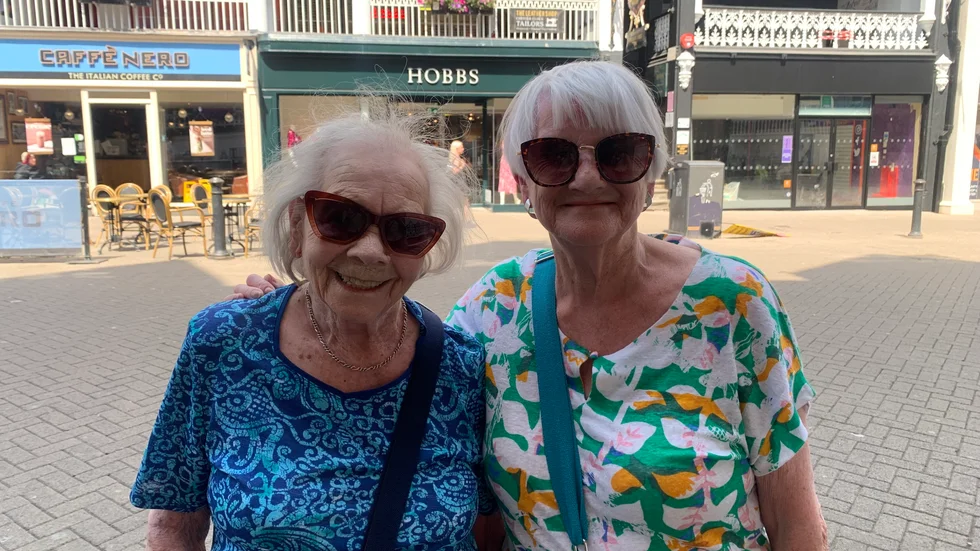 Sheila, 92, och Dorothy, 73, från Skottland är på besök i engelska Chester, strax söder om Liverpool, i samband med värmeböljan i England.