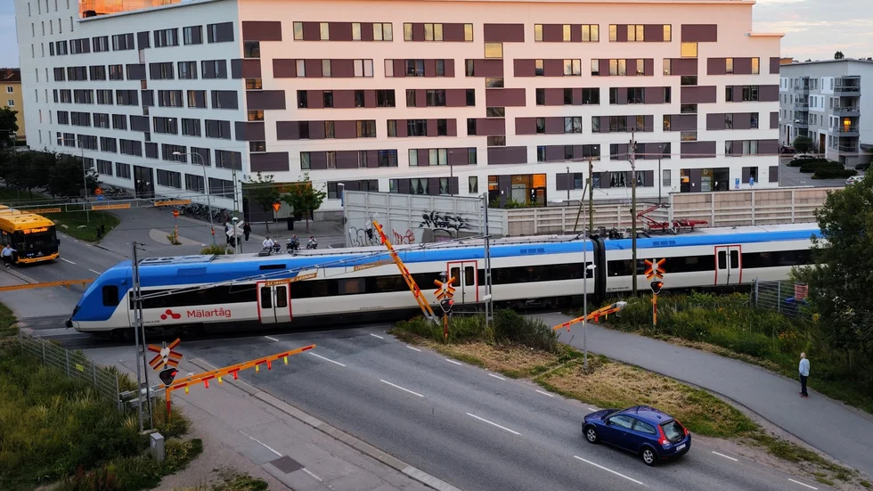 Tåget körde förbi järnvägsövergången vid Börjegatan i låg hastighet.