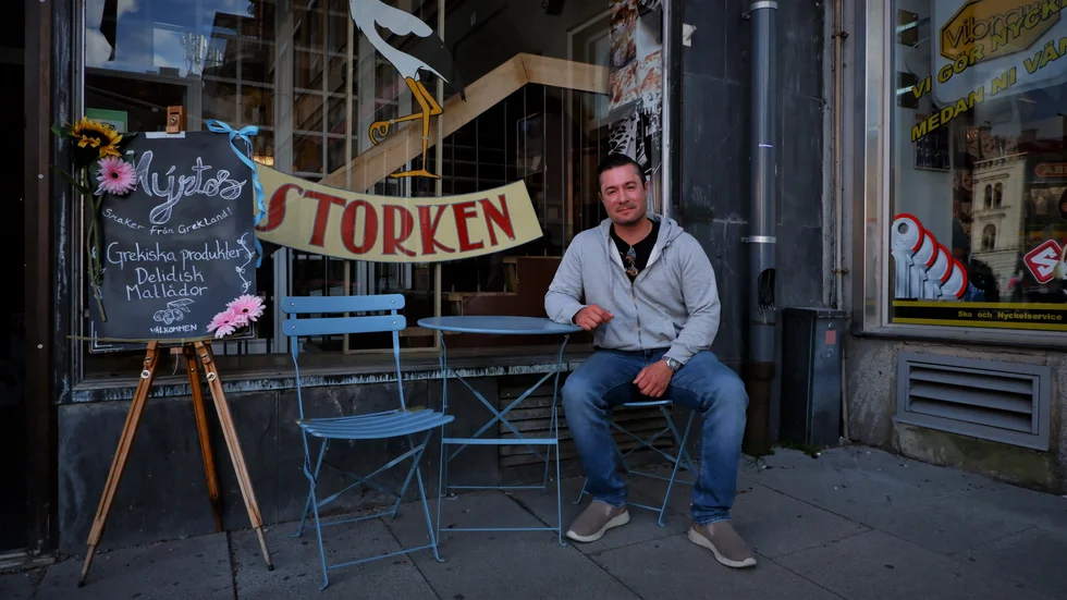 David Druid utanför caféet Storken, som han berättar brukade vara fullt av cigarettrökande studenter.  