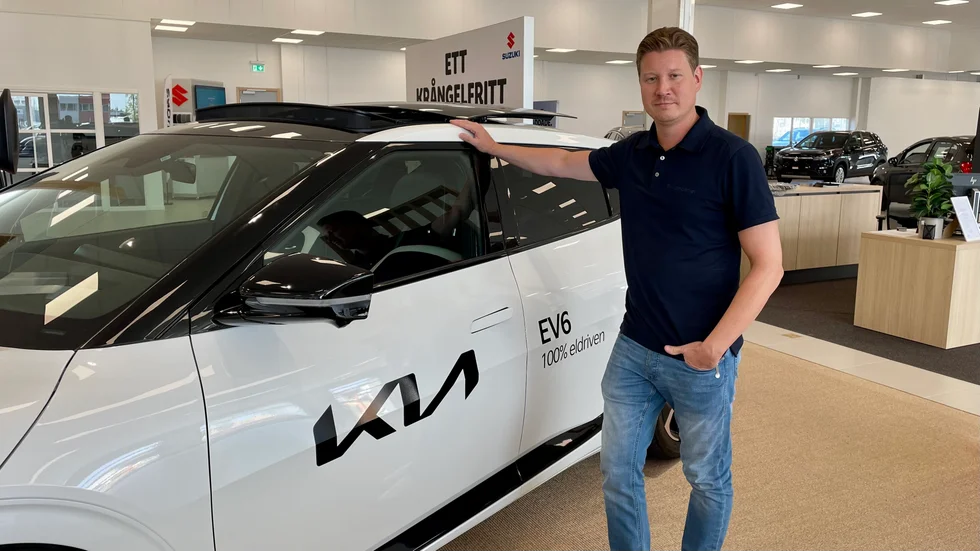 Säljaren Fredrik Johansson på Bilkompaniet i Luleå vittnar om väntetider på upp till ett år för nya elbilar. En sådan här Kia EV6 utsågs till Årets bil 2022 i Europa och går loss på en bra bit över 600 000 kronor.