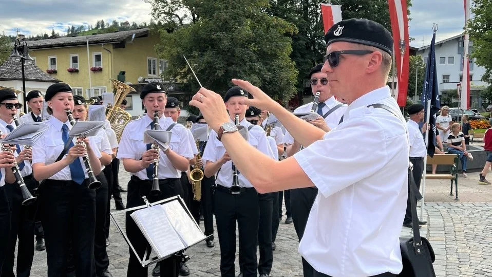 Mjölby ungdomsmusikkår deltog i blåsmusikfestivalen Mid Europe i Österrike förra veckan. Här ser vi dem på en kvällskonsert i Altenmarkt. 