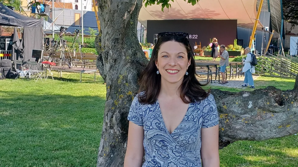 Teresa Carvalho I Almedalen 2022. Här står hon framför Widar Anderssons favoritträd där han "hängt" och skrivit från många partiledartal under åren. 