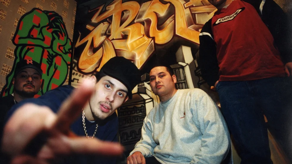 The Latin Kings 1998. Då med Christian "Chepe" och Hugo "Salla" Salazar. Numera är trion splittrad och Dogge Doggelito kommer till Putte i parken utan sina forna vapenbröder.