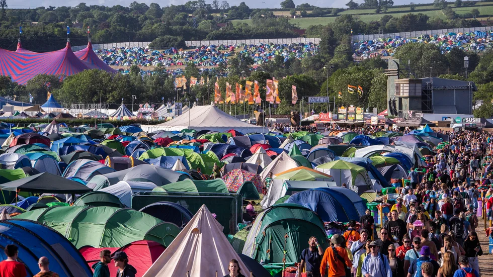 På de stora slätterna i Sommerset arrangerades jättefestivalen Glastonbury 