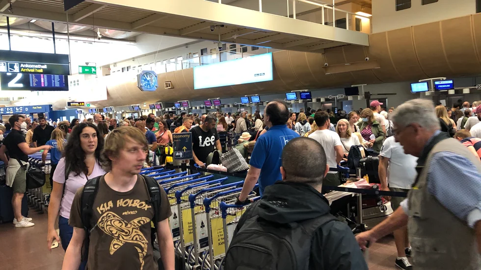 Långa köer för att få lämna av bagage på Arlanda.