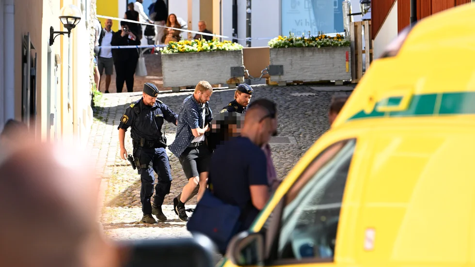 På onsdagskvällen meddelade polisen att en kvinna i 60-årsåldern hade avlidit efter dådet.