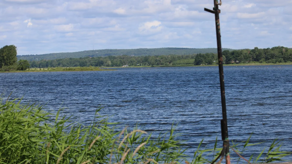 Glan är Norrköpings dricksvattentäkt. Föroreningen av PFAS från Bråvallas gamla brandövningsplats oroar kommunen allt mer. Den mest förgiftade platsen i Östergötland ligger vid Glans strand.