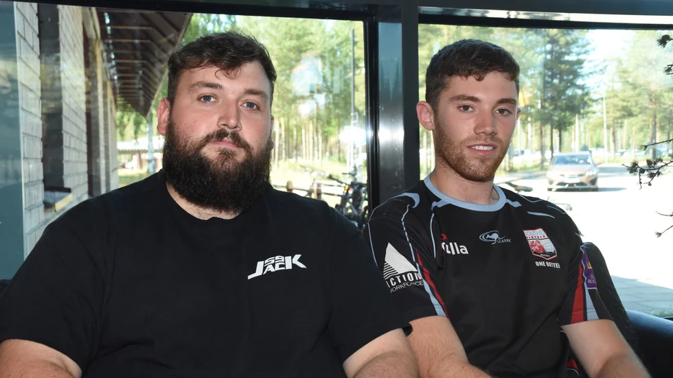 Irländarna Jack Shanahan och Tomás Kiely är strandsatta i Luleå på grund av SAS pilotstrejk. En hotellnatt riskerar att bli två för SAS släpper inte iväg dem till Arlanda.