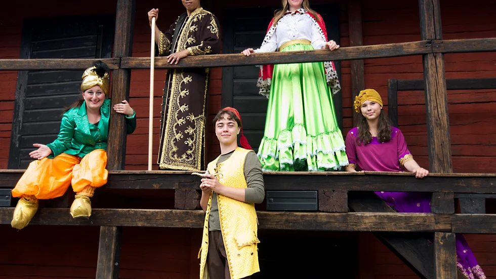 Årets familjeföreställning signerad Trosa sommarteater heter "Aladdin och anden i lampan". Med i ensemblen är bland andra Boby Almroth Betschart, Yessica Lundström, Amadeus Rabenius, Josephine Betschart, Annie Haraldsson och Adelina Rabenius.