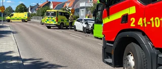 Bil och buss frontalkrockade – kvinna till sjukhus ✓Passageraren Sonny: "Rejäl smäll"