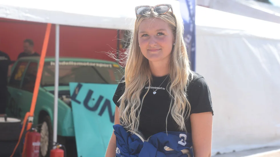 Anna Lundell från Tomelilla är uppvuxen med bilsport och kör sitt första Semesterrace. Det började med en säker heatseger.
