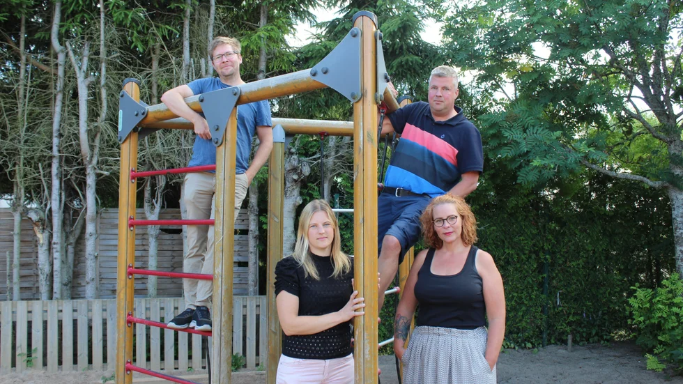 Tobias Larsson, Alexandra Damberg, Johan Bergström och Sandra Ribbencrantz ser stykran i att ha sina barn i en mindre skola: "Det är en liten och trygg skola. Barnen trivs jättebra".