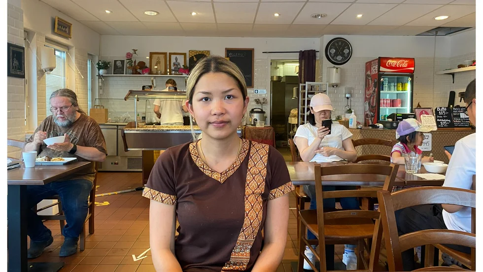 Siripon Khui-iam driver restaurang Sukhothai i Uppsala. Hon säger att de har fått höja priset på buffén med tio kronor. "I thailändsk matlagning är det många ingredienser vilket blir tufft för oss när priserna höjs", säger hon. 
