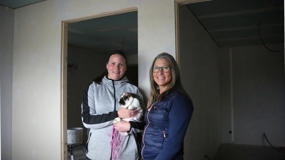 Marie Boström, ordförande för Arjeplogs kaninhoppare, och Laila Lundgren Sundström, samordnare för multiarenan, ser positivt på att bygget tagit rejäl fart. "Fort så hade vi väggar och allt", säger Lundgren Sundström.