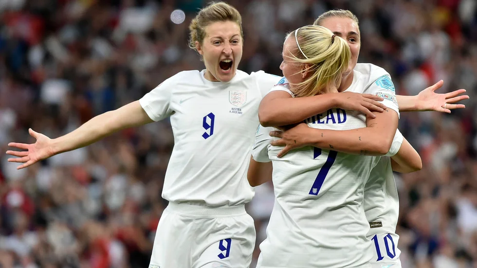 Englands Beth Mead (7) firar med Ellen White, till vänster, och Georgia Stanway efter att ha gjort premiärmålet i EM i segermatchen över Österrike.