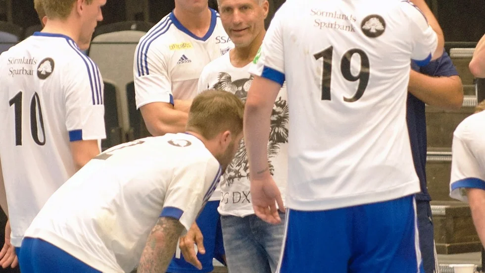 Peter Melchersson var helnöjd med kollektivet – där bra försvarsspel lade grunden för många snabba spelvändningar och Olle Ivarsson Hamberg direkt till vänster om IFK-tränaren noterades för tolv mål.
