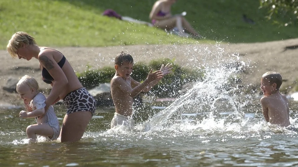 Det finns inget mer uppfriskande än ett dopp en solig sommardag. Men vi riskerar att mötas av en giftig sörja, skriver Anders Mårtensson i sin debattartikel.
