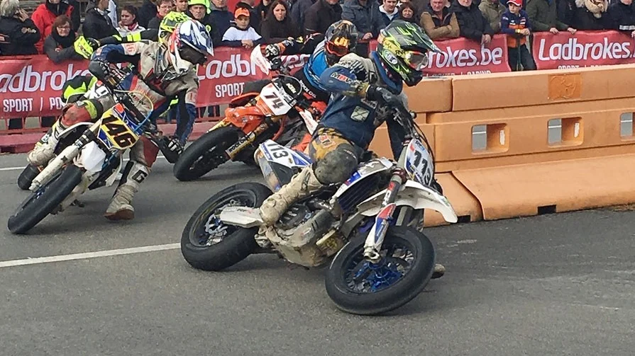 Kevin Fagré (längst fram) är den klarast lysande lokala stjärnan i supermoto. Nu står det klart att både Eskilstuna och Strängnäs ska anordna var sin SM-deltävling i år, kanske finns Fagré på startlinjen då? Foto: Privat