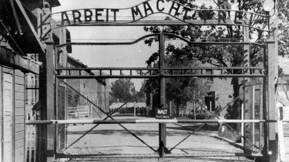 Den 27 januari 1945 befriades fångarna i koncentrationslägret Auschwitz. Sedan 2005 är 27 januari internationell minnesdag över Förintelsens offer.