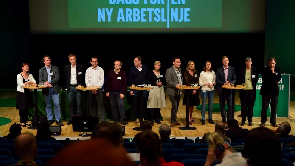 Riksdagsgruppen (MP) på partikongress. Valter Mutt – tidigare och nu återutnämnd säkerhetspolitisk talesperson mellan andra och tredje bordet från vänster, i lila tröja.