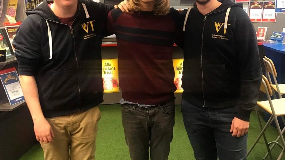 Travtipparna Pontus Chorell och Mathias Blomquist på var sin sida om travreportern Matteus Lillieborg inne i spelbutiken i Slagsta. Foto: Privat